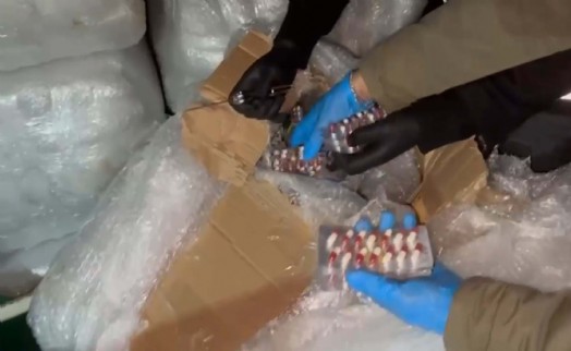 İzmir'de 275 bin 800 sentetik ecza hap ele geçirildi