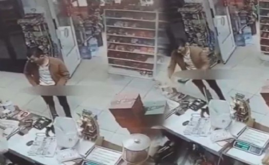 İzmir'de bir markette mide bulandıran olay: Sapık cinsel organını gösterdi!