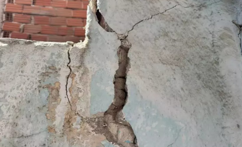 İzmir'de büyük korku: Evlerin duvarlarında çatlak oluştu!