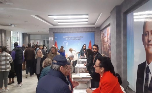 İzmir'de dayanışma sandığına yoğun katılım