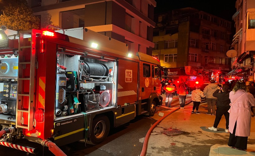 İzmir'de korkutan ev yangını: 1 kişi dumandan etkilendi