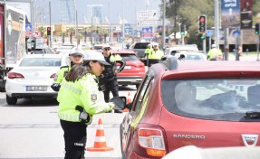 İzmir'de trafik polisleri bayram mesaisinde