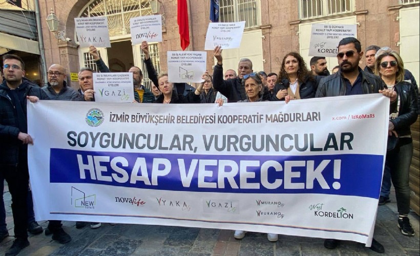 İzmir'deki kooperatiflerden belediye önünde eylem! 'Soyguncular hesap verecek'