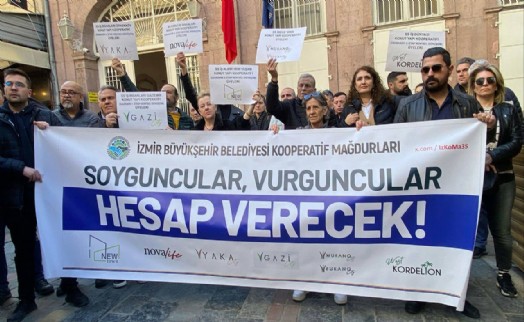 İzmir'deki kooperatiflerden belediye önünde eylem! 'Soyguncular hesap verecek'