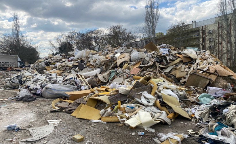 İzmir'deki sanayi sitesinde çöp yığınları oluştu; esnaf çözüm bekliyor