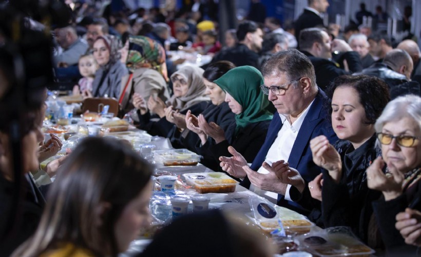 İzmir'in dayanışma ruhu iftar sofralarında büyüyor
