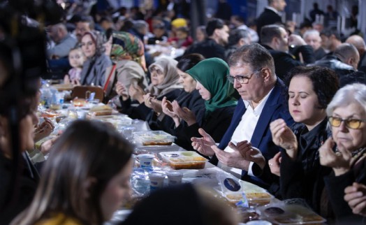 İzmir'in dayanışma ruhu iftar sofralarında büyüyor