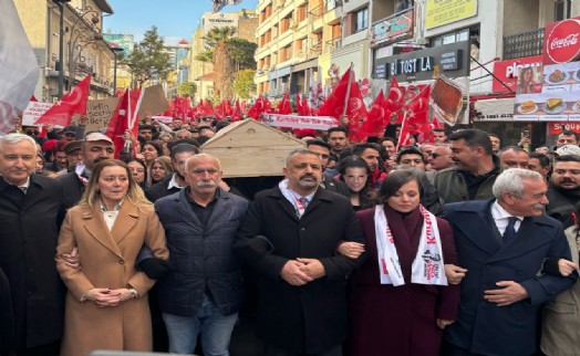 İzmir’de İmamoğlu için direniş devam ediyor: Saltanatlarıyla, yalanlarıyla gidecekler!