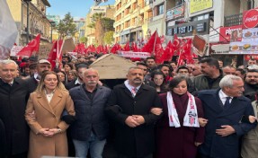 İzmir’de İmamoğlu için direniş devam ediyor: Saltanatlarıyla, yalanlarıyla gidecekler!