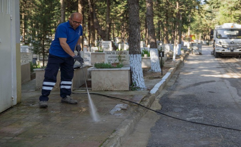 İzmir’de bayram öncesi mezarlıklara özel bakım