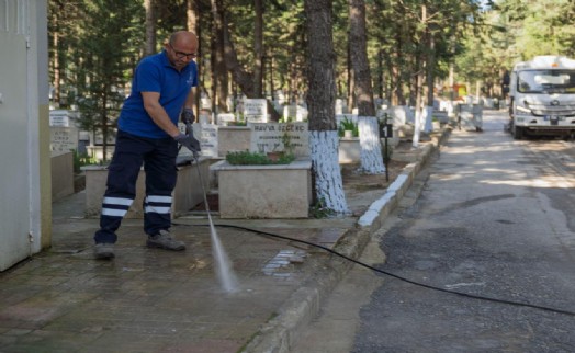 İzmir’de bayram öncesi mezarlıklara özel bakım