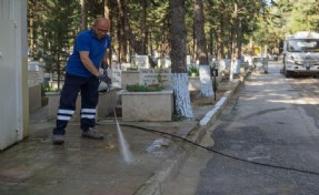 İzmir’de bayram öncesi mezarlıklara özel bakım