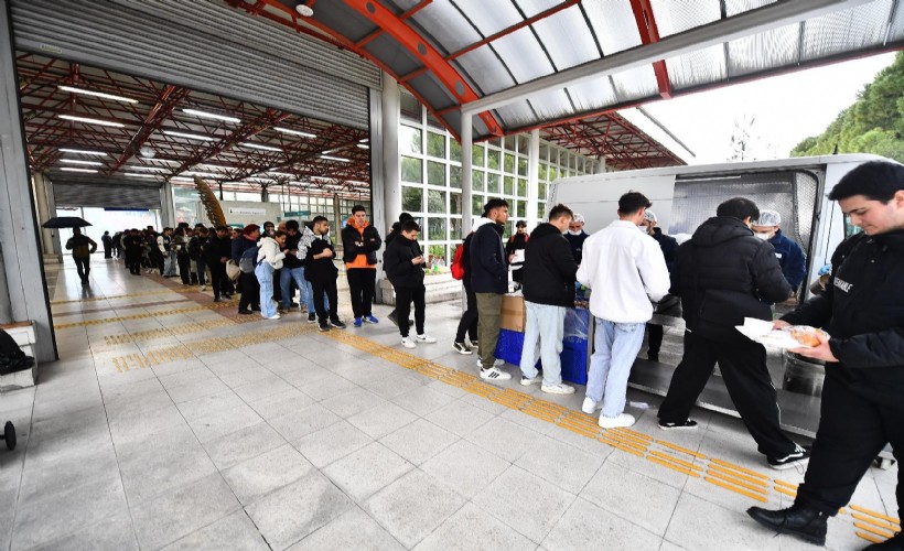 İzmir’de öğrencilerin yanında Büyükşehir var