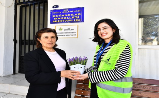 İzmir’in kadın muhtarlarına mor çiçekli sürpriz