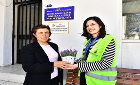 İzmir’in kadın muhtarlarına mor çiçekli sürpriz