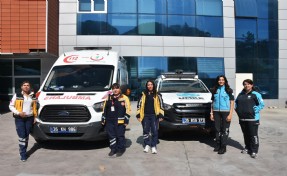 Kadın ambulans şoförleri ve acil tıp teknisyenleri hayat kurtarmak için yarışıyor