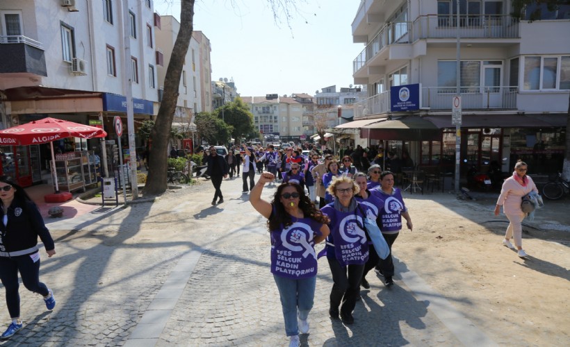 Kadınlar Efes Selçuk sokaklarında zincir oluşturdu
