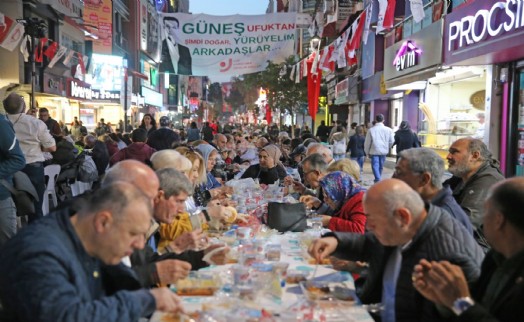 Karşıyaka Çarşısı’nda 4 bin kişilik bereket sofrası!