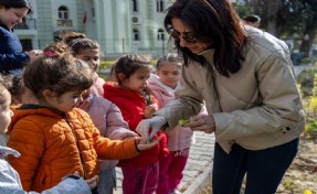 Karşıyaka’da anaokulu öğrencileri bostanda üretimi deneyimledi