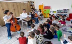 Karşıyakalı minikler Türk müziği çalgıları ile tanışıyor