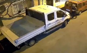 Komşusunun kamyonetini çaldı; o anlar kamerada
