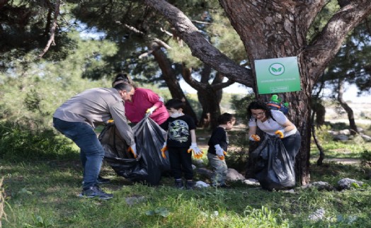 Konak’ta el ele orman temizliği: 2 saatte 750 poşet çöp toplandı