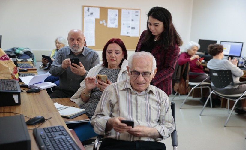 Konak’tan ileri yaştakilere akıllı telefon kullanma kursu