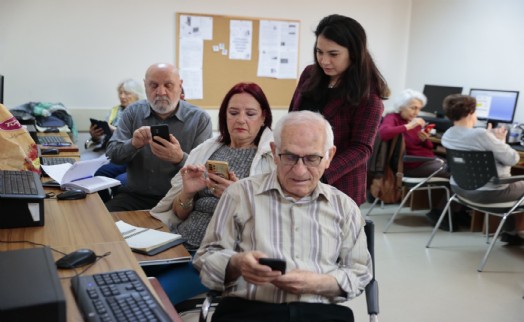 Konak’tan ileri yaştakilere akıllı telefon kullanma kursu