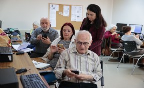Konak’tan ileri yaştakilere akıllı telefon kullanma kursu