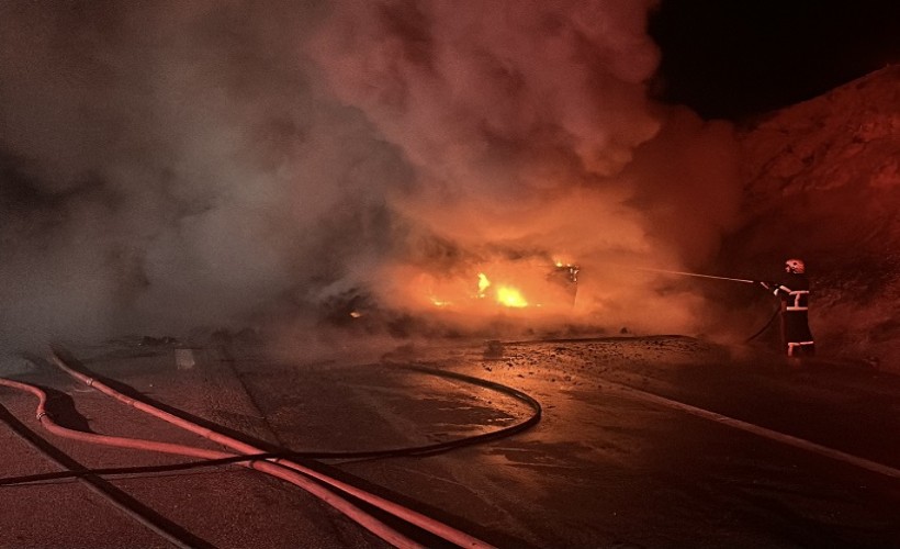 Lastiği patlayan TIR'ın dorsesi alev alev yandı; o anlar kamerada