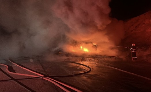 Lastiği patlayan TIR'ın dorsesi alev alev yandı; o anlar kamerada