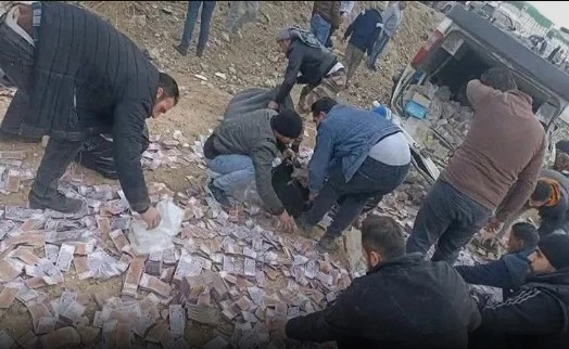 Lastiği patlayan araçtaki banknotlar saçıldı: Halk yerdeki paraları avuç avuç topladı