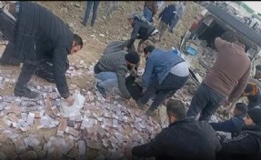 Lastiği patlayan araçtaki banknotlar saçıldı: Halk yerdeki paraları avuç avuç topladı