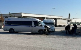 Manisa'da iki servis minibüsü çarpıştı: 19 yaralı