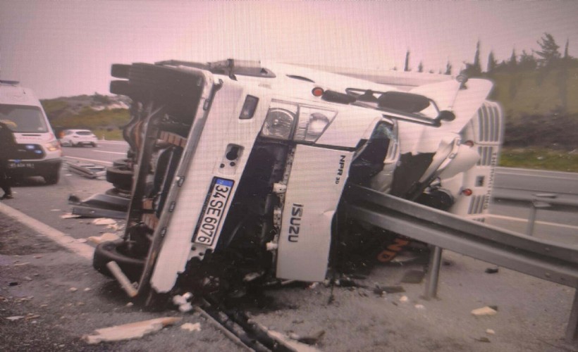 Manisa'da feci kaza: Devrilen kamyonun şoförü öldü
