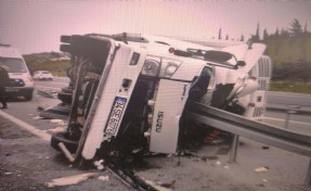 Manisa'da feci kaza: Devrilen kamyonun şoförü öldü