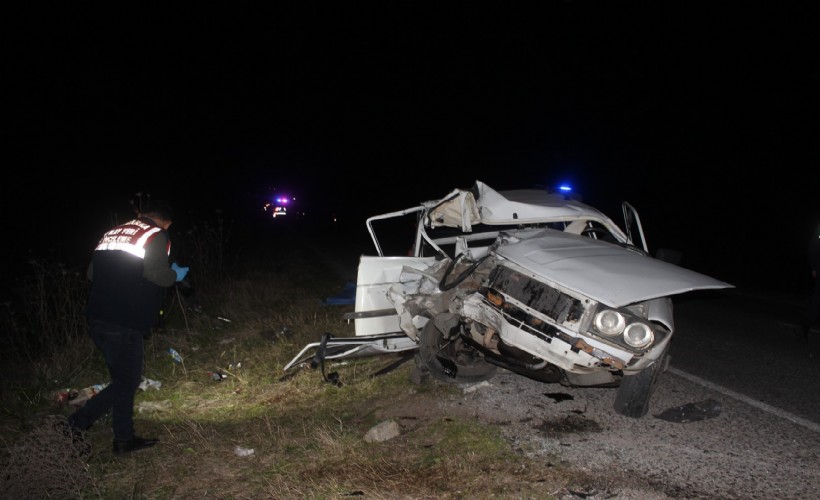 Manisa’da arıza nedeniyle yol kenarında duran kamyona, otomobil çarptı: 1 ölü, 3 yaralı