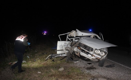 Manisa’da arıza nedeniyle yol kenarında duran kamyona, otomobil çarptı: 1 ölü, 3 yaralı