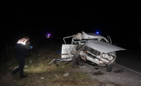 Manisa’da arıza nedeniyle yol kenarında duran kamyona, otomobil çarptı: 1 ölü, 3 yaralı
