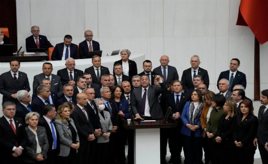 Meclis'te tarihi görüntü... CHP'li vekiller kürsüye çıktı: Genel Kurul kapatıldı