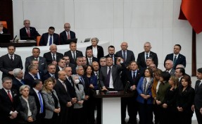 Meclis'te tarihi görüntü... CHP'li vekiller kürsüye çıktı: Genel Kurul kapatıldı