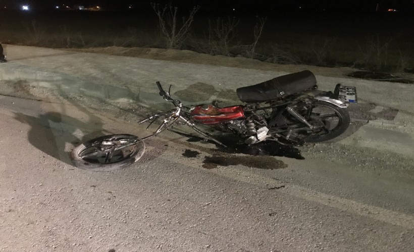 Motosikletle hafif ticari araç çarpıştı: 2 ölü, 1 yaralı