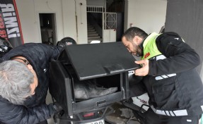 Motosikletli kuryeler, taşıma çantalarını sökmek zorunda kalıyor