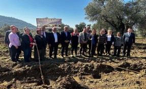 Ödemiş'te ipek böcekçiliği için dut fidanları toprakla buluşturuldu
