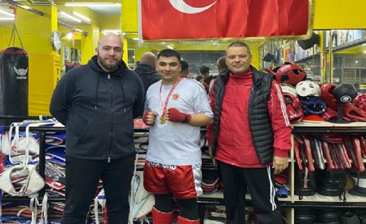 Okuldaki bir öğrencinin başarısından özenip, kick boksta Türkiye şampiyonu oldu