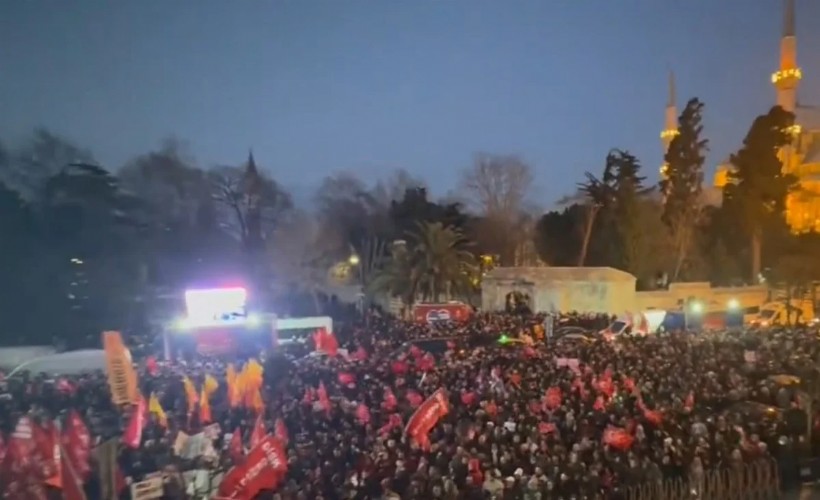 Saraçhane'de tarihi gece! Özel'den sert açıklamalar