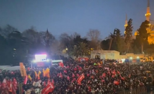 Saraçhane'de tarihi gece! Özel'den sert açıklamalar