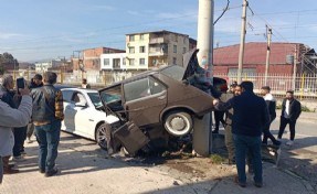 Otomobil, park halindeki 5 araca çarptı