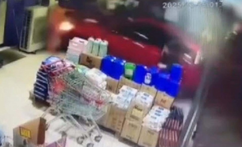 Otomobilin markete girdiği kaza kamerada