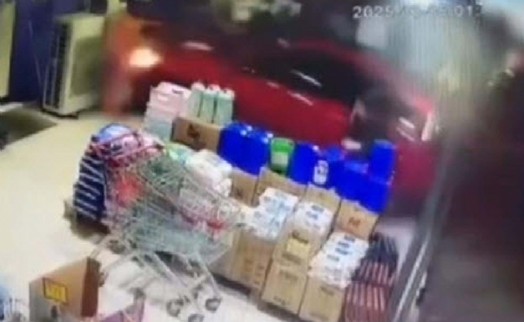 Otomobilin markete girdiği kaza kamerada